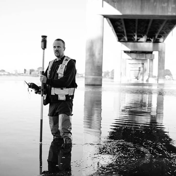 Arpenteur de Denicourt qui prend une mesure sous un pont Arpenteur de Denicourt qui prend une mesure sous un pont
