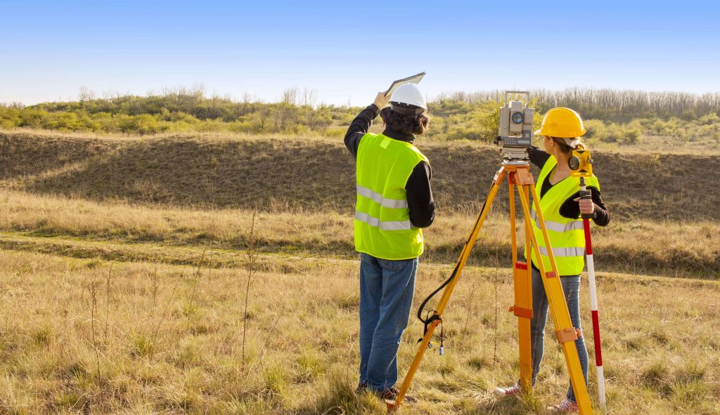 deux arpenteurs qui parlent sur un site de travail